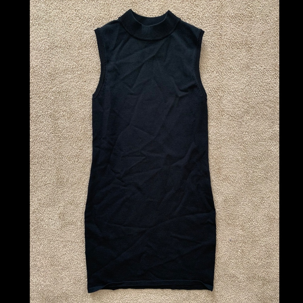 Black sleeveless dress